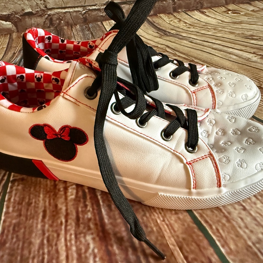 Disney Minnie Mouse Women’s Shoes Size 8.5